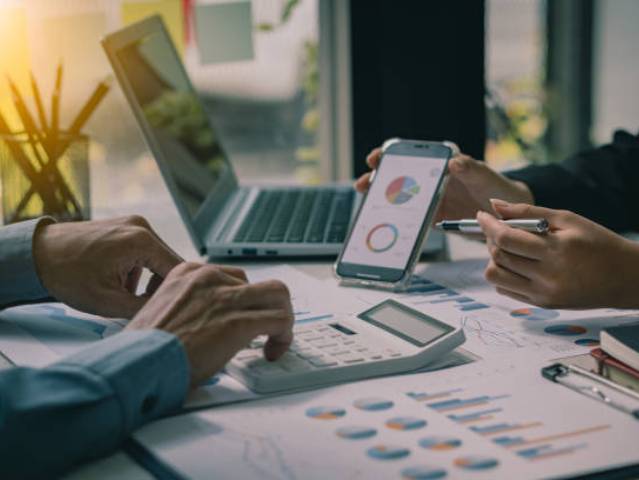 Tim INPAM TEKNO berdiskusi mengenai data dan laporan bisnis